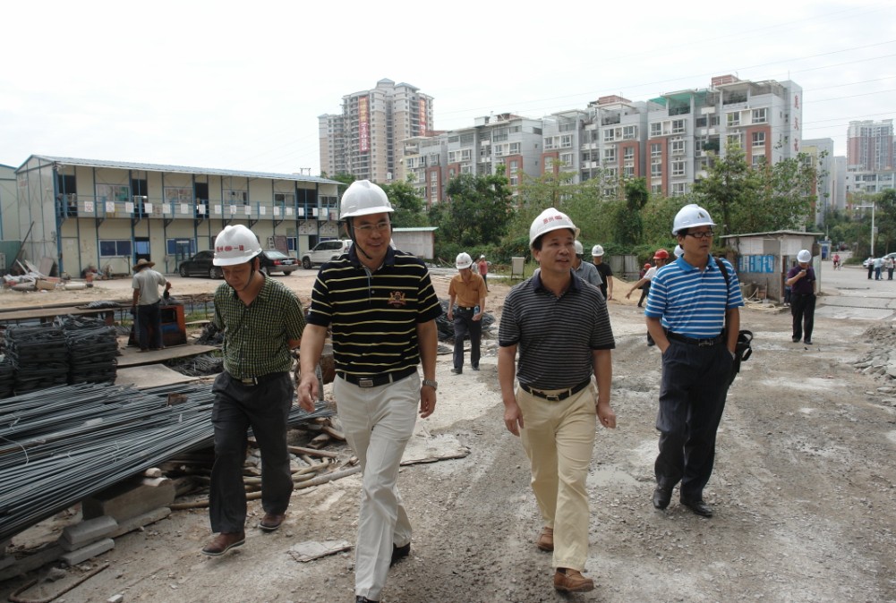 2013年10月18日陈总参加质安部与建设单位负责人检查工地安全工作